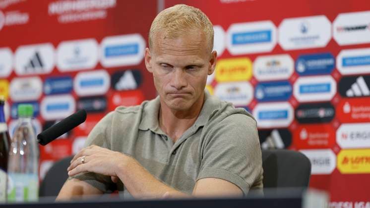 Coach Karel Geraerts Schalke disappointment, dejected, depressed, frustrated, disappointed, looking disappointed, dissapointed at the PK 10 08 2024, Football, 2 Bundesliga, 2 Matchday, 1 FC Nuernberg FC Schalke 04, GER, Nuernberg, Max Morlock Stadion, DFL REGULATIONS PROHIBIT ANY USE OF PHOTOGRAPHS AS IMAGE SEQUENCES AND OR QUASI VIDEO Copyright: HMBxMedia xHeikoxBecker