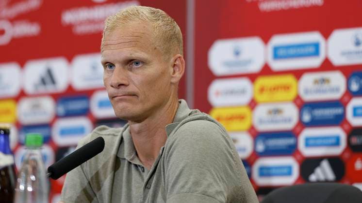 Coach Karel Geraerts Schalke disappointment, dejected, depressed, frustrated, disappointed, looking disappointed, dissapointed at the PK 10 08 2024, Football, 2 Bundesliga, 2 Matchday, 1 FC Nuernberg FC Schalke 04, GER, Nuernberg, Max Morlock Stadion, DFL REGULATIONS PROHIBIT ANY USE OF PHOTOGRAPHS AS IMAGE SEQUENCES AND OR QUASI VIDEO Copyright: HMBxMedia xHeikoxBecker