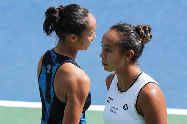 August 10, 2024, Toronto, On, CAN: Leylah Fernandez (right) and Bianca Fernandez of Canada confer during their doubles match against Kristina Mladenovic of France and Shuai Zhang of China at the National Bank Open in Toronto on Saturday, August 10, 2024. Bianca Fernandez Leylah Fernandez  - ZUMAc35_ 20240810_zaf_c35_230 Copyright: xChrisxYoungx