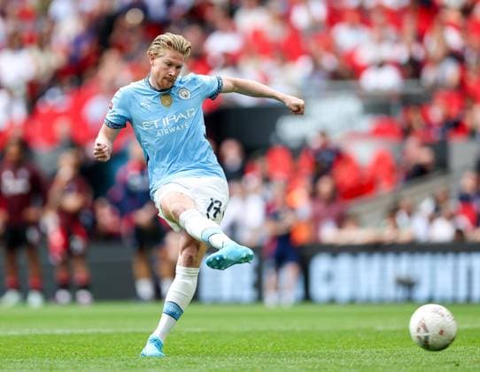 Kevin De Bruyne of Manchester City scores his penalty in the penalty shoot out Manchester City v Manchester United, ManU Football, FA Community Shield, Wembley Stadium, London, UK - 10 08 2024 EDITORIAL USE ONLY No use with unauthorised audio, video, data, fixture lists (outside the EU), club league logos or live services. Online in-match use limited to 45 images (+15 in extra time). No use to emulate moving images. No use in betting, games or  Copyright: xMattxImpey Shutterstockx 14630701bz