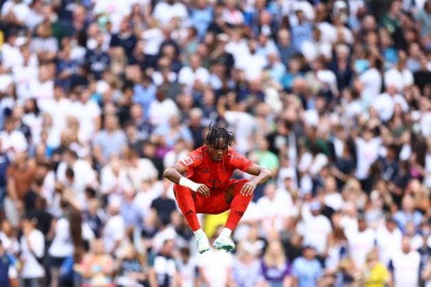 Tottenham Hotspur gegen Bayern München 10. August 2024, London Freundschaftsspiel vor der Saison Tottenham Hotspur gegen Bayern München Mathys Tel von Bayern München springt vor dem Anpfiff in die Luft Foto Jacques Feeney Abseits London UK  Copyright: xJacquesxFeeneyx xOffsidexOffside