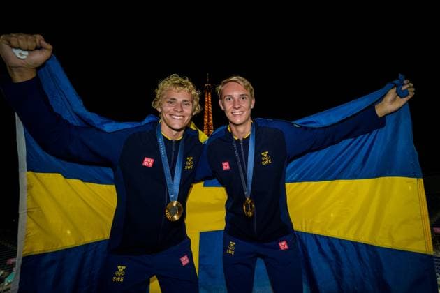 240810 David Ahman and Jonatan Hellvig poses for a photo with their medals after winning the men s beach volleyball final between Sweden and Germany during day 15 of the Paris 2024 Olympic Games on August 10, 2024 in Paris Photo Ludvig Thunman BILDBYRAN kod LT LT0671 beachvolleyboll beach volleyball sandvolleyball olympic games olympics os ol olympiska spel olympiske leker paris 2024 paris os paris ol 15 bbeng final os final olympic final jubel medalj os guld olympiskt guld celebration medals swedish flag  Copyright: LUDVIGxTHUNMAN BB240810LT222