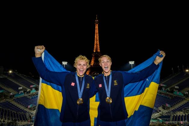 240810 David Ahman and Jonatan Hellvig poses for a photo with their medals after winning the men s beach volleyball final between Sweden and Germany during day 15 of the Paris 2024 Olympic Games on August 10, 2024 in Paris Photo Ludvig Thunman BILDBYRAN kod LT LT0671 beachvolleyboll beach volleyball sandvolleyball olympic games olympics os ol olympiska spel olympiske leker paris 2024 paris os paris ol 15 bbeng final os final olympic final jubel medalj os guld olympiskt guld celebration medals swedish flag  Copyright: LUDVIGxTHUNMAN BB240810LT227
