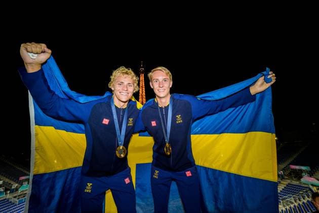 240810 David Ahman and Jonatan Hellvig poses for a photo with their medals after winning the men s beach volleyball final between Sweden and Germany during day 15 of the Paris 2024 Olympic Games on August 10, 2024 in Paris Photo Ludvig Thunman BILDBYRAN kod LT LT0671 beachvolleyboll beach volleyball sandvolleyball olympic games olympics os ol olympiska spel olympiske leker paris 2024 paris os paris ol 15 bbeng final os final olympic final jubel medalj os guld olympiskt guld celebration medals swedish flag  Copyright: LUDVIGxTHUNMAN BB240810LT228