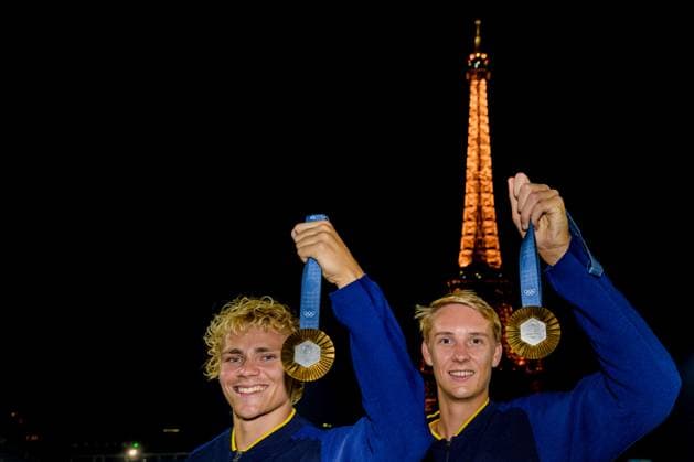 240810 David Ahman and Jonatan Hellvig poses for a photo with their medals after winning the men s beach volleyball final between Sweden and Germany during day 15 of the Paris 2024 Olympic Games on August 10, 2024 in Paris Photo Ludvig Thunman BILDBYRAN kod LT LT0671 beachvolleyboll beach volleyball sandvolleyball olympic games olympics os ol olympiska spel olympiske leker paris 2024 paris os paris ol 15 bbeng final os final olympic final jubel medalj os guld olympiskt guld celebration medals swedish flag  Copyright: LUDVIGxTHUNMAN BB240810LT233