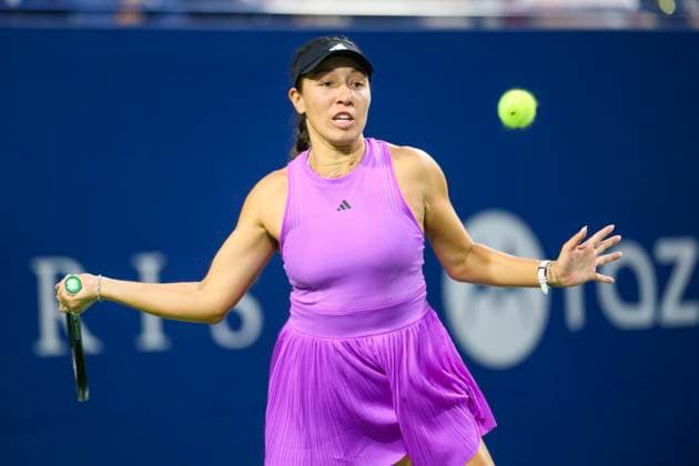 August 10, 2024, Toronto, On, Canada: Jessica Pegula of the United States hits a return during her match with Peyton Stearns of the United States at the National Bank Open in Toronto on Saturday August 10, 2024. Canada News - August 10, 2024  - ZUMAc35_ 20240810_zaf_c35_261 Copyright: xChristopherxKatsarovx
