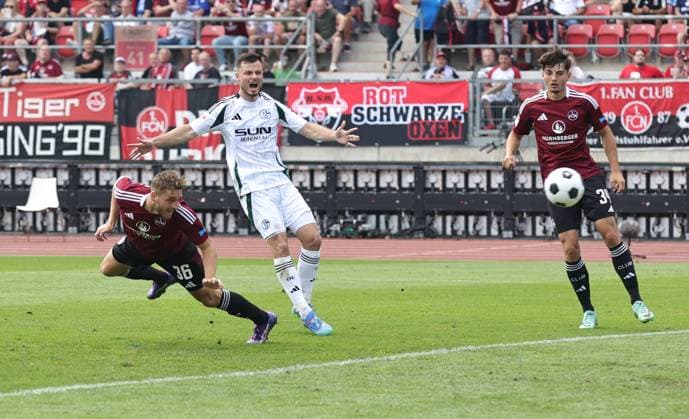 10 08 2024 Soccer Season 2024 2025 2 Soccer Bundesliga 02 Matchday 1 FC Nürnberg FCN Club FC Schalke 04 S04 Knappen Sportfoto Zink DaMa xdaxmax DFL regulations prohibit any use of photographs as image sequences and or quasi video only for editorial use Tor Treffer Torschuß zum 1 1 Torschütze Lukas Schleimer 36, 1 FC Nürnberg FCN gg Adrian Gantenbein 17, FC Schalke 04 S04