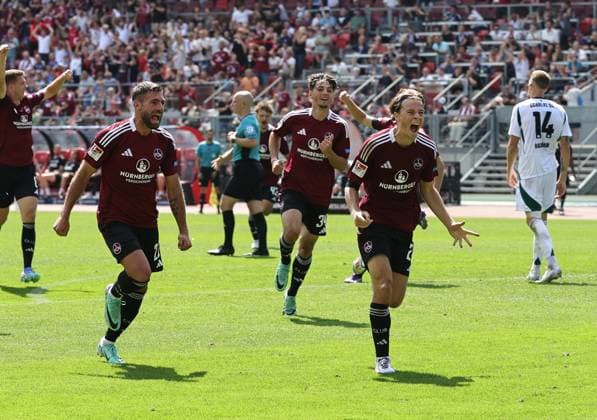 10 08 2024 Soccer Season 2024 2025 2 Soccer Bundesliga 02 Matchday 1 FC Nürnberg FCN Club FC Schalke 04 S04 Knappen Sportfoto Zink DaMa xdaxmax DFL regulations prohibit any use of photographs as image sequences and or quasi video only for editorial use Jubel Freude Torjubel nach Tor zum 2 1 Caspar Jander 20, 1 FC Nürnberg FCN und Mannschaft Team jubelt freut sich Torschütze Caspar Jander 20, 1 FC Nürnberg FCN