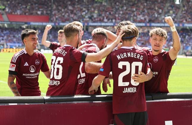 10 08 2024 Soccer Season 2024 2025 2 Soccer Bundesliga 02 Matchday 1 FC Nürnberg FCN Club FC Schalke 04 S04 Knappen Sportfoto Zink DaMa xdaxmax DFL regulations prohibit any use of photographs as image sequences and or quasi video only for editorial use Jubel Freude Torjubel nach Tor zum 2 1 Caspar Jander 20, 1 FC Nürnberg FCN und Mannschaft Team jubelt freut sich Torschütze Caspar Jander 20, 1 FC Nürnberg FCN