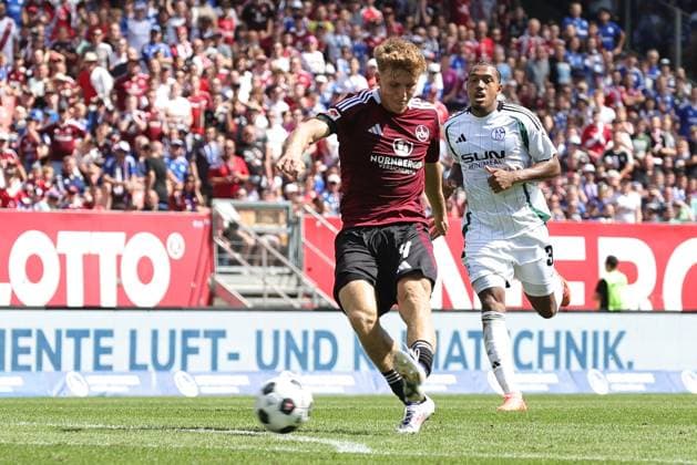 10 08 2024 Soccer Season 2024 2025 2 Soccer Bundesliga 02 Matchday 1 FC Nürnberg FCN Club FC Schalke 04 S04 Knappen Sportfoto Zink DaMa xdaxmax DFL regulations prohibit any use of photographs as image sequences and or quasi video only for editorial use Finn Jeltsch 4, 1 FC Nürnberg FCN mit Torschuss