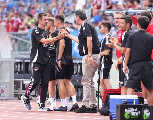 10 08 2024 Soccer Season 2024 2025 2 Soccer Bundesliga 02 Matchday 1 FC Nürnberg FCN Club FC Schalke 04 S04 Knappen Sportfoto Zink DaMa xdaxmax DFL regulations prohibit any use of photographs as image sequences and or quasi video only for editorial use Jubel Freude nach Spielende Miroslav Klose Trainer 1 FC Nürnberg FCN applauds with Mannschaft Team