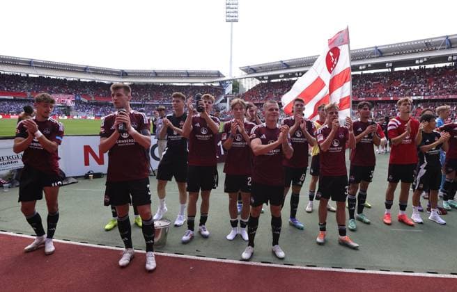 10 08 2024 Soccer Season 2024 2025 2 Soccer Bundesliga 02 Matchday 1 FC Nürnberg FCN Club FC Schalke 04 S04 Knappen Sportfoto Zink DaMa xdaxmax DFL regulations prohibit any use of photographs as image sequences and or quasi video only for editorial use Jubel Freude nach Spielende Mannschaft Team des FCN bedankt sich bei Clubfan Clubfans FCN Fans Fans Fans