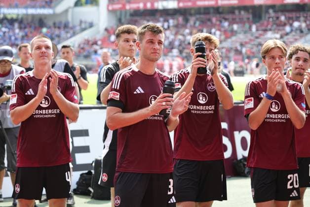 10 08 2024 Soccer Season 2024 2025 2 Soccer Bundesliga 02 Matchday 1 FC Nürnberg FCN Club FC Schalke 04 S04 Knappen Sportfoto Zink DaMa xdaxmax DFL regulations prohibit any use of photographs as image sequences and or quasi video only for editorial use Ondrej Karafiat 44, 1 FC Nürnberg FCN Robin Knoche 31, 1 FC Nürnberg FCN Finn Jeltsch 4, 1 FC Nürnberg FCN Caspar Jander 20, 1 FC Nürnberg FCN applauds after the match Clubfan Clubfans FCN Fans Fans to