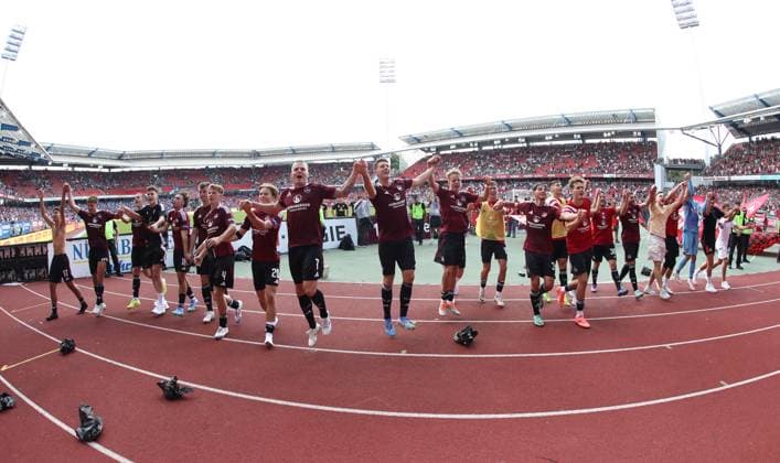 10 08 2024 Soccer Season 2024 2025 2 Soccer Bundesliga 02 Matchday 1 FC Nürnberg FCN Club FC Schalke 04 S04 Knappen Sportfoto Zink DaMa xdaxmax DFL regulations prohibit any use of photographs as image sequences and or quasi video only for editorial use Jubel Freude nach Spielende Mannschaft Team des FCN bedankt sich bei Clubfan Clubfans FCN Fans Fans feiert freut sich Freude jubelt Jubelkette Jubelwelle