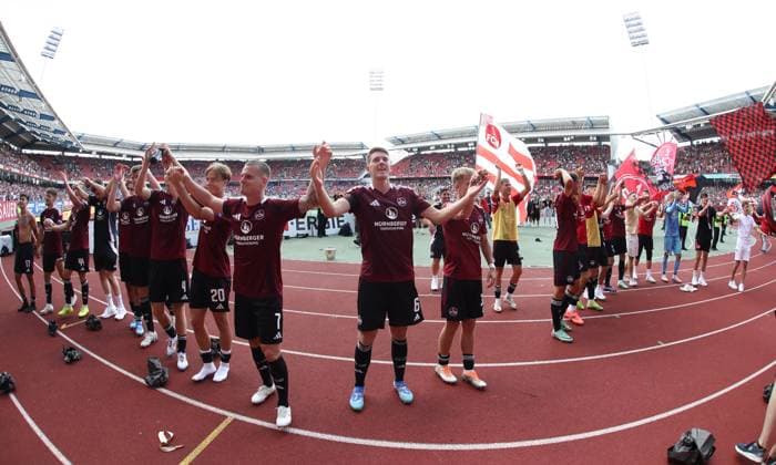 10 08 2024 Soccer Season 2024 2025 2 Soccer Bundesliga 02 Matchday 1 FC Nürnberg FCN Club FC Schalke 04 S04 Knappen Sportfoto Zink DaMa xdaxmax DFL regulations prohibit any use of photographs as image sequences and or quasi video only for editorial use Jubel Freude nach Spielende Mannschaft Team des FCN bedankt sich bei Clubfan Clubfans FCN Fans Fans feiert freut sich Freude jubelt Jubelkette Jubelwelle