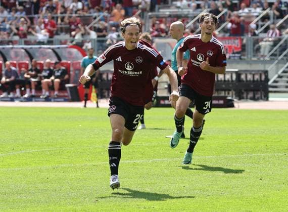 10 08 2024 Soccer Season 2024 2025 2 Soccer Bundesliga 02 Matchday 1 FC Nürnberg FCN Club FC Schalke 04 S04 Knappen Sportfoto Zink DaMa xdaxmax DFL regulations prohibit any use of photographs as image sequences and or quasi video only for editorial use Jubel Freude Torjubel nach Tor zum 2 1 Caspar Jander 20, 1 FC Nürnberg FCN und Mannschaft Team jubelt freut sich Torschütze Caspar Jander 20, 1 FC Nürnberg FCN