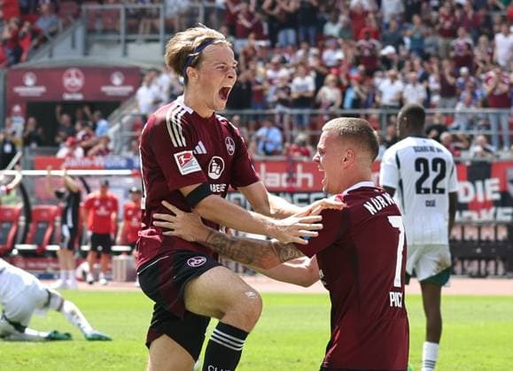10 08 2024 Soccer Season 2024 2025 2 Soccer Bundesliga 02 Matchday 1 FC Nürnberg FCN Club FC Schalke 04 S04 Knappen Sportfoto Zink DaMa xdaxmax DFL regulations prohibit any use of photographs as image sequences and or quasi video only for editorial use Jubel Freude Torjubel nach Tor zum 2 1 Caspar Jander 20, 1 FC Nürnberg FCN Florian Pick 7, 1 FC Nürnberg FCN und Mannschaft Team jubelt freut sich Torschütze Caspar Jander 20, 1 FC Nürnberg FCN