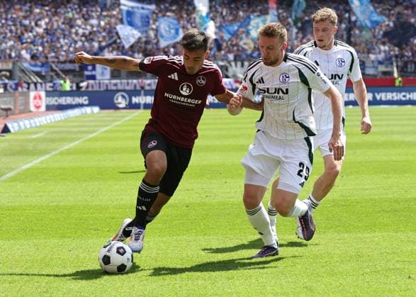 10 08 2024 Soccer Season 2024 2025 2 Soccer Bundesliga 02 Matchday 1 FC Nürnberg FCN Club FC Schalke 04 S04 Knappen Sportfoto Zink DaMa xdaxmax DFL regulations prohibit any use of photographs as image sequences and or quasi video only for editorial use Jens Castrop 17, 1 FC Nürnberg FCN Tobias Mohr 29, FC Schalke 04 S04