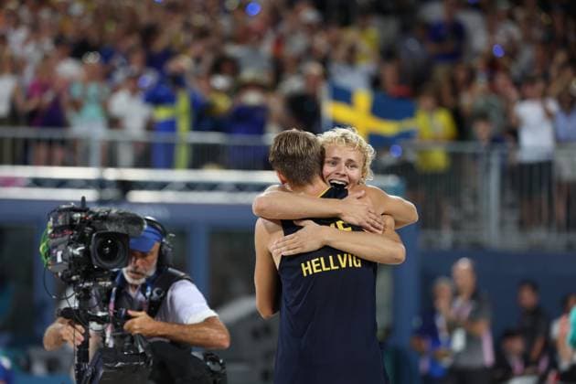 (240810) -- PARIS, Aug. 10, 2024 -- David Ahman (R) Jonatan Hellvig of Sweden celebrate scoring during the Beach volleyball, Beachvolleyball men s gold medal match between Nils Ehlers Clemens Wickler of Germany and David Ahman Jonatan Hellvig of Sweden at the Paris 2024 Olympic Games, Olympische Spiele, Olympia, OS in Paris, France, Aug. 10, 2024. ) (PARIS2024) FRANCE-PARIS-OLY-BEACH VOLLEYBALL HuangxZongzhi 