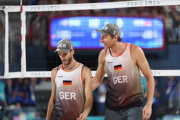 Sport Bilder des Tages (240810) -- PARIS, Aug. 10, 2024 -- Nils Ehlers (L) Clemens Wickler of Germany react during the Beach volleyball, Beachvolleyball men s gold medal match between Nils Ehlers Clemens Wickler of Germany and David Ahman Jonatan Hellvig of Sweden at the Paris 2024 Olympic Games, Olympische Spiele, Olympia, OS in Paris, France, Aug. 10, 2024. ) (PARIS2024) FRANCE-PARIS-OLY-BEACH VOLLEYBALL HuangxZongzhi 