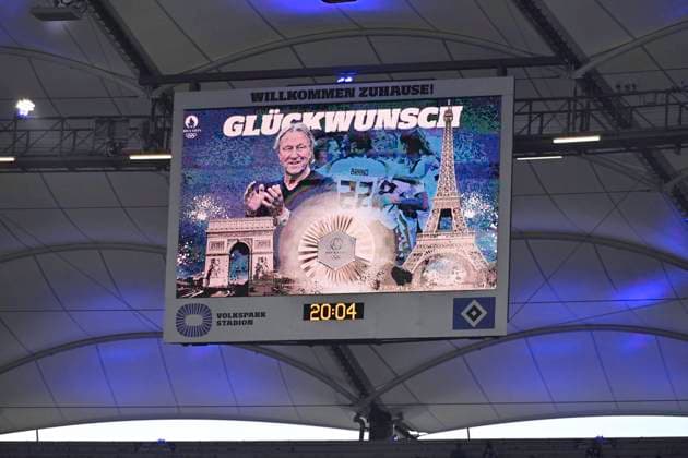 GER 2 FBL,, Hamburger SV vs Hertha BSC 10 08 2024, Volksparkstadion, Hamburg, GER 2 FBL, Hamburger SV vs Hertha BSC in the picture Feature on the scoreboard congratulating the womens team on their bronze medal at the Olympic Games nordphotoxGmbH xWitke nph00002