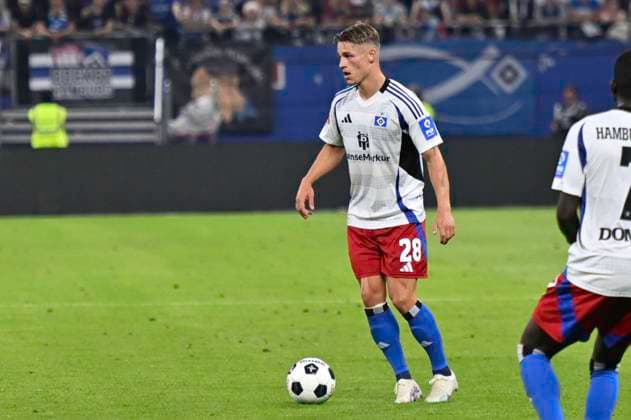 GER 2 FBL,, Hamburger SV vs Hertha BSC 10 08 2024, Volksparkstadion, Hamburg, GER 2 FBL, Hamburger SV vs Hertha BSC in picture single action landscape format Miro Muheim Hamburg 28 nordphotoxGmbH xWitke nph00002