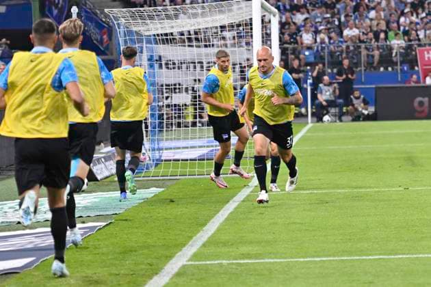GER 2 FBL,, Hamburger SV vs Hertha BSC 10 08 2024, Volksparkstadion, Hamburg, GER 2 FBL, Hamburger SV vs Hertha BSC in the picture the substitute players of Hertha warm up on the pitch during the match nordphotoxGmbH xWitke nph00002