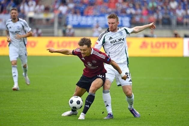 Jannik HOFMANN 1 FC Nuernberg , action,duel against Tobias MOHR FC Schalke 04 Soccer 2 Bundesliga 1 FC Nuernberg FC Schalke 04 3 1 2 Matchday on 10 08 2024 Max Morlock Stadion Nuernberg, Season 2024 25