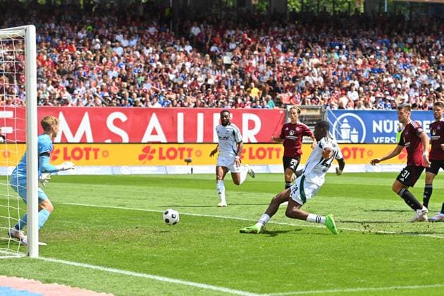 Goal Ibrahima CISSE FC Schalke 04 for 1 0 against goalkeeper Jan REICHERT 1 FC Nuernberg , action,shot on goal,penalty area scene Soccer 2 Bundesliga 1 FC Nuernberg FC Schalke 04 3 1 2 Matchday on 10 08 2024 Max Morlock Stadion Nuernberg, Saison 2024 25