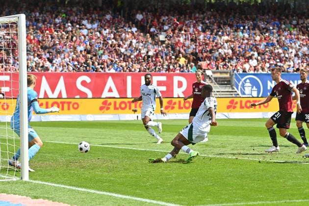 Goal Ibrahima CISSE FC Schalke 04 for 1 0 against goalkeeper Jan REICHERT 1 FC Nuernberg , action,shot on goal,penalty area scene Soccer 2 Bundesliga 1 FC Nuernberg FC Schalke 04 3 1 2 Matchday on 10 08 2024 Max Morlock Stadion Nuernberg, Saison 2024 25