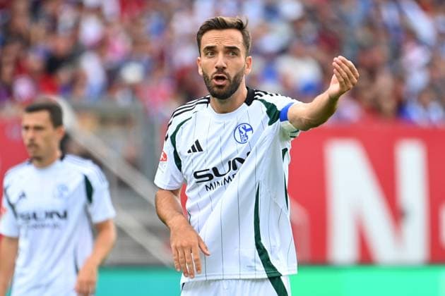 Kenan KARAMAN FC Schalke 04 , gestures,gives instructions,action,single image,cropped single motif,half figure,half figure Football 2 Bundesliga 1 FC Nuernberg FC Schalke 04 3 1 2 Matchday on 10 08 2024 Max Morlock Stadium Nuernberg, Season 2024 25