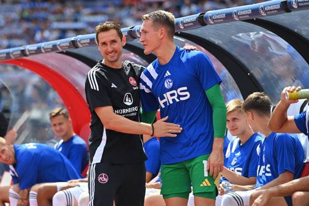 Miroslav KLOSE Coach Nuernberg , welcomes goalkeeper Ron Thorben HOFFMANN FC Schalke 04 Soccer 2 Bundesliga 1 FC Nuernberg FC Schalke 04 3 1 2 Matchday on 10 08 2023 Max Morlock Stadium Nuernberg, Season 2024 25