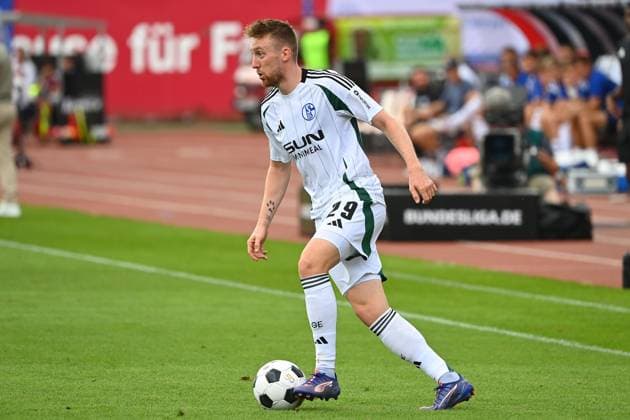 Tobias MOHR FC Schalke 04 , action,single action,single image,cropped image,full body shot,whole figure Soccer 2 Bundesliga 1 FC Nuremberg FC Schalke 04 3 1 2 Matchday on 10 08 2023 Max Morlock Stadium Nuremberg, Season 2024 25