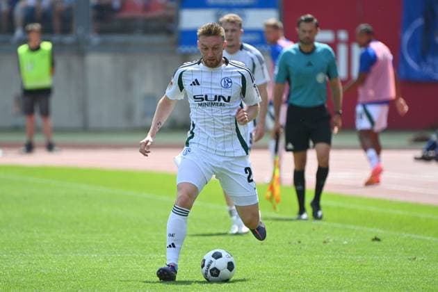 Tobias MOHR FC Schalke 04 , action,single action,single image,cropped image,full body shot,whole figure Soccer 2 Bundesliga 1 FC Nuremberg FC Schalke 04 3 1 2 Matchday on 10 08 2023 Max Morlock Stadium Nuremberg, Season 2024 25
