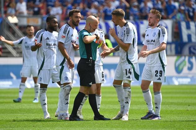 Referee Nicolas WINTER after sending off Ron SCHALLENBERG FC Schalke 04 not in picture , discussing with Janik BACHMANN FC Schalke 04 , Tobias MOHR FC Schalke 04 ,left Kenan KARAMAN FC Schalke 04 , Soccer 2 Bundesliga 1 FC Nuernberg FC Schalke 04 3 1 2 Matchday on 10 08 2023 Max Morlock Stadion Nuernberg, Season 2024 25