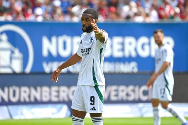 Moussa SYLLA FC Schalke 04 , gestures,gives instructions, action,single picture,cropped single motif,half figure,half figure, Soccer 2 Bundesliga 1 FC Nuernberg FC Schalke 04 3 1 2 Matchday on 10 08 2023 Max Morlock Stadium Nuernberg, Season 2024 25