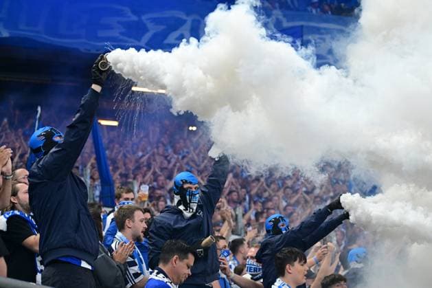 Sport Themen der Woche KW32 Fussball I Herren I 2. Bundesliga l Hamburger SV - Hertha BSC I 02. Spieltag I Saison 2024-2025 I HSV I 10.08.2024 I Hertha BSC Fans mit Bengalo und viel Qualm , Sportplatz : Volksparkstadion, Stellingen Hamburg Deutschland *** Soccer I Men I 2 Bundesliga l Hamburger SV Hertha BSC I 02 Matchday I Season 2024 2025 I HSV I 10 08 2024 I Hertha BSC Fans with Bengalo and a lot of smoke , Sportplatz Volksparkstadion, Stellingen Hamburg Germany