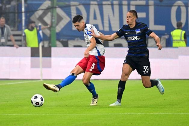 Soccer I Men I 2 Bundesliga l Hamburger SV Hertha BSC I 02 Matchday I Season 2024 2025 I HSV I 10 08 2024 I v l Hadzikadunic Dennis HSV , Scherhant Derry Hertha BSC , Sportplatz Volksparkstadion, Stellingen Hamburg Germany