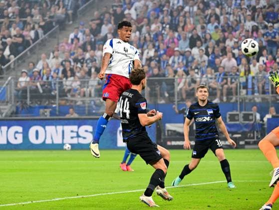Soccer I Men I 2 Bundesliga l Hamburger SV Hertha BSC I 02 Matchday I Season 2024 2025 I HSV I 10 08 2024 I v l Koenigsdoerffer Ransford Yeboah HSV makes the 1 0 against Gechter Linus Hertha BSC and Kenny Jonjoe Hertha BSC , Sportplatz Volksparkstadion, Stellingen Hamburg Germany