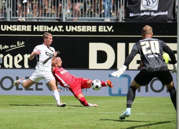 10 08 2024, xmohx, Soccer 2 Bundesliga, SV Elversberg 1 FC Köln emspor, v l Elias Baum Elversberg , Leart Pacarada Köln DFL DFB REGULATIONS PROHIBIT ANY USE OF PHOTOGRAPHS as IMAGE SEQUENCES and or QUASI VIDEO Elversberg
