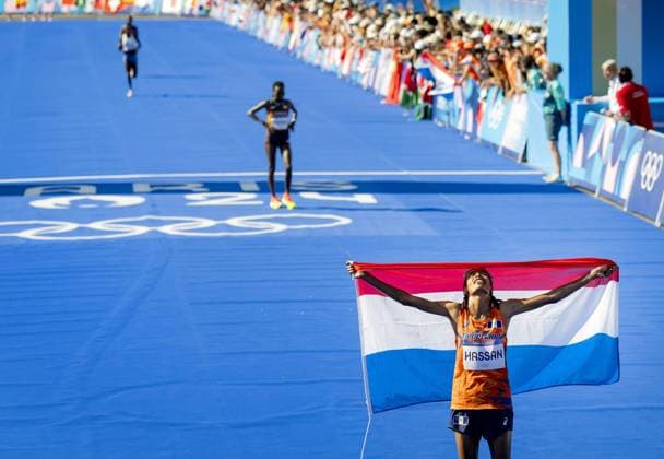 Bilder des Jahres 2024, Sport 08 August PARIS - Sifan Hassan wins the women s marathon at the Olympic Games, Olympische Spiele, Olympia, OS The marathon is traditionally run in the last weekend of the Games. ANP ROBIN VAN LONKHUIJSEN xVIxANPxSportx xxANPxIVx 505773100 originalFilename: 505773100.jpg