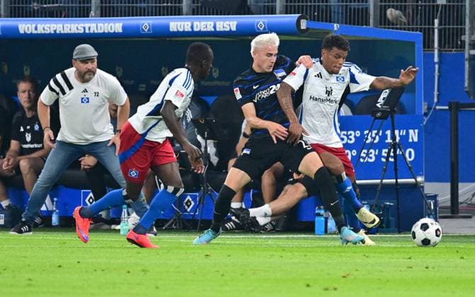 Soccer I Men I 2 Bundesliga l Hamburger SV Hertha BSC I 02 Matchday I Season 2024 2025 I HSV I 10 08 2024 I v l Dompe Jean Luc HSV , Winkler Marten Hertha BSC , Koenigsdoerffer Ransford Yeboah HSV , Sportplatz Volksparkstadion, Stellingen Hamburg Germany