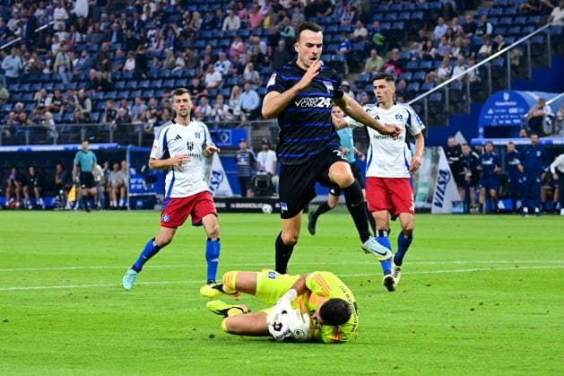 Soccer I Men I 2 Bundesliga l Hamburger SV Hertha BSC I 02 Matchday I Season 2024 2025 I HSV I 10 08 2024 I v v Heuer Fernandes Daniel HSV , Tabakovic Haris Hertha BSC , Sportplatz Volksparkstadion, Stellingen Hamburg Germany