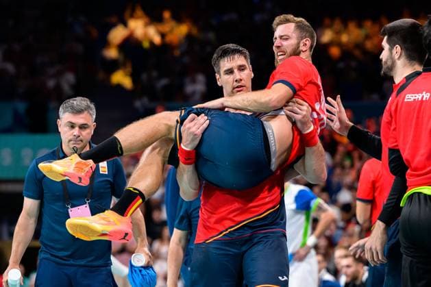 Sport Themen der Woche KW32 Paris, Frankreich: Handball Olympia Herren - Spiel Platz 3 - Spanien - Slowenien Abel Serdio Guntin (Spanien) trägt den verletzten Aleix Gomez Abello (Spanien) vom Feld Lille Stade Pierre Mauroy Frankreich *** Paris, France Handball Olympic Mens Match 3rd place Spain Slovenia Abel Serdio Guntin Spain carries the injured Aleix Gomez Abello Spain from the field Lille Stade Pierre Mauroy France