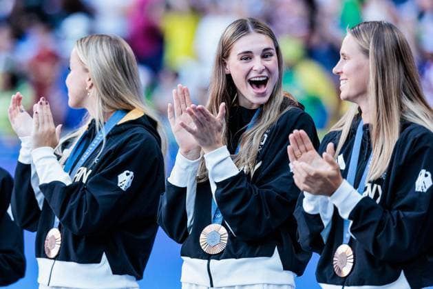 FRA, Paris, Olympic Games Paris 2024, 10 08 2024, Soccer Women Award Ceremony, Parc de Princes Jule Brand Germany, 16 applauds laughing with bronze medal Copyright: HMBxMedia SteffiexWunderl