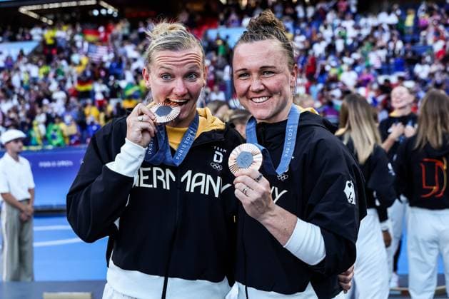 FRA, Paris, Olympic Games Paris 2024, 10 08 2024, Football Womens Award Ceremony, Parc de Princes Alexandra Popp Germany, 11 , Marina Hegering Germany, 5 pose with bronze medal Copyright: HMBxMedia SteffiexWunderl