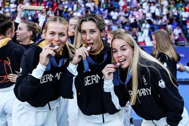 FRA, Paris, Olympic Games Paris 2024, 10 08 2024, Football Womens Award Ceremony, Parc de Princes Merle Frohms Germany, 1 , Sara Doorsoun Germany, 13 , Giulia Gwinn Germany, 15 pose with bronze medal Copyright: HMBxMedia SteffiexWunderl