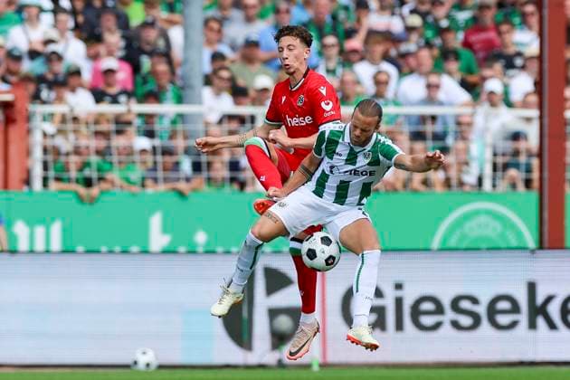 Jannik Rochelt Hannover 96 and Jorrit Hendrix SC Preussen Muenster fight for the ball, 2 Bundesliga, Preußen Münster vs Hannover 96, Preußenstadion, 11 08 2024, Münster, Germany