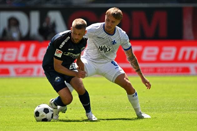 Paderborn, Home Deluxe Arena, 11 08 24, GER, Men, 2 Bundesliga, Saison 2024 2025, SC Paderborn 07 SV Darmstadt 98 Picture from left in duel Sebastian KLAAS Paderborn and Luca MARSEILER Darmstadt Only for editorial use DFL regulations prohibit any use of photographs as image sequences and or quasi video NRW Germany