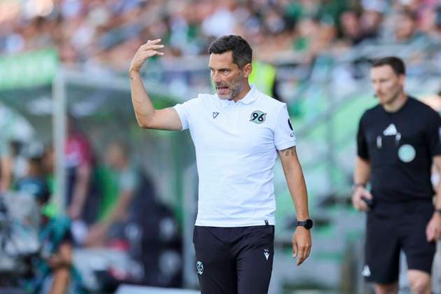 Coach Stefan Leitl Hannover 96 gestures, 2 Bundesliga, Preußen Münster vs Hannover 96, Preußenstadion, 11 08 2024, Münster, Germany